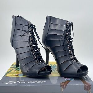 NIB 𝙁𝙤𝙧𝙚𝙫𝙚𝙧 Boots Black Peep Toe Ankle Size 7.5